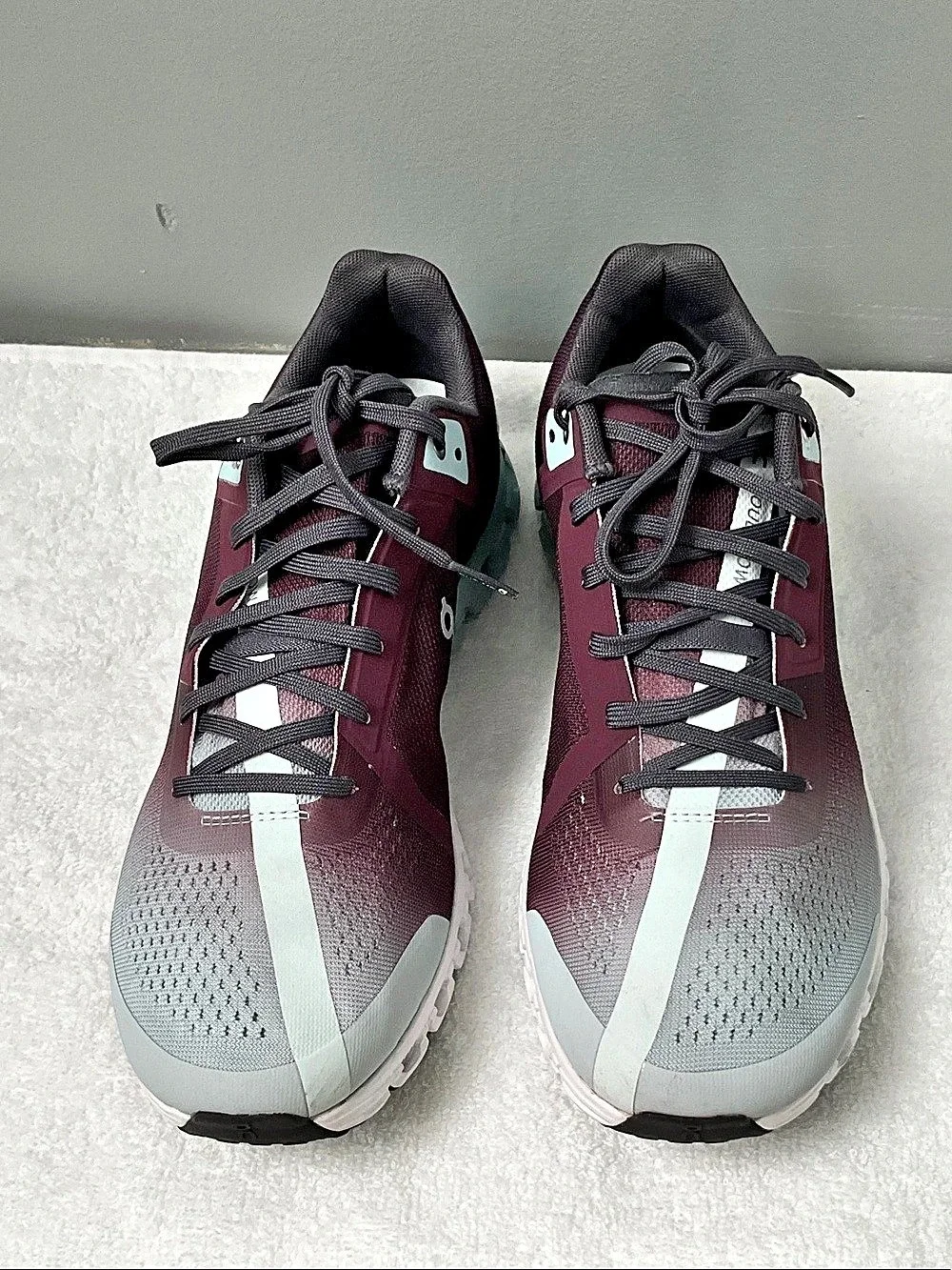 On Cloudflyer Women's Athletic Shoes Burgundy & Gray Like New. Size 10